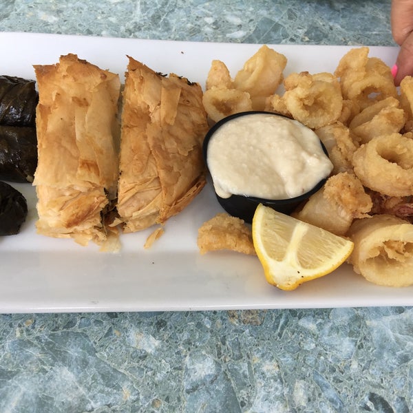 Снимок сделан в Hellenic Snack Bar &amp; Restaurant пользователем Alex F. 8/25/2015