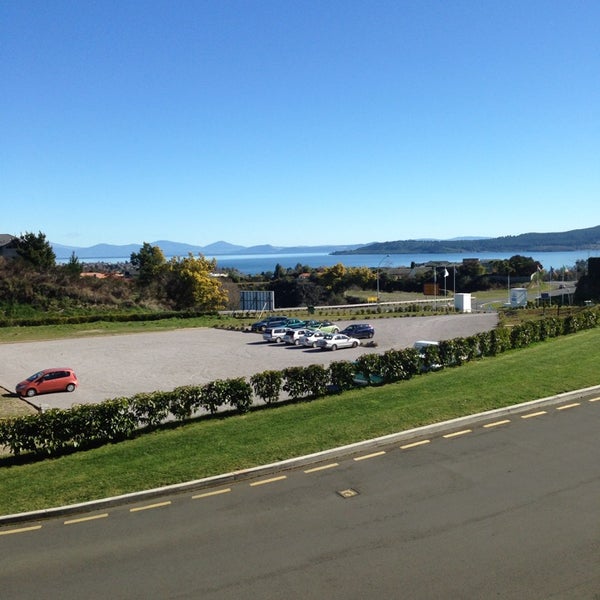 Foto diambil di Hilton Lake Taupo oleh Chris B. pada 9/3/2013