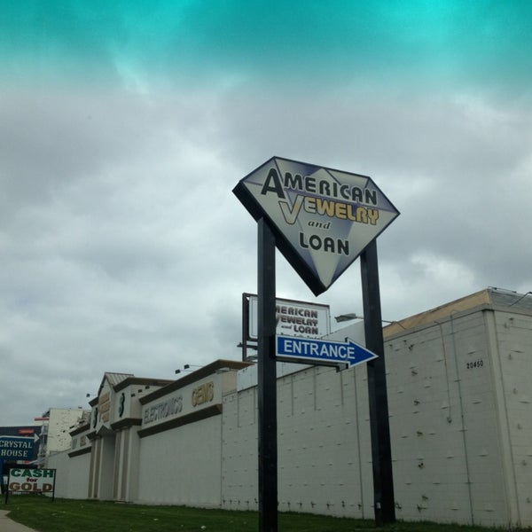 Foto tirada no(a) American Jewelry &amp; Loan - Detroit por Crystal V. em 4/29/2013
