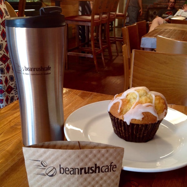 8/14/2015 tarihinde Earl G.ziyaretçi tarafından Bean Rush Cafe'de çekilen fotoğraf