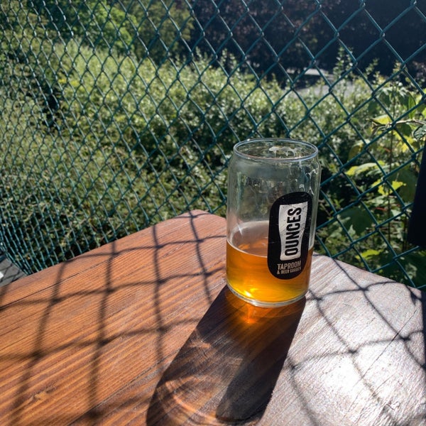 Foto tirada no(a) Ounces Taproom &amp; Beer Garden por Adam D. em 7/25/2020
