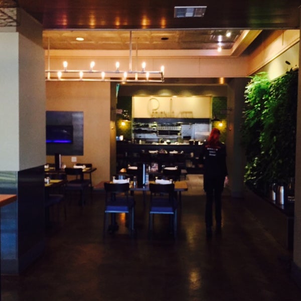 2/4/2015에 Dan B.님이 Three Restaurant &amp; Bar에서 찍은 사진
