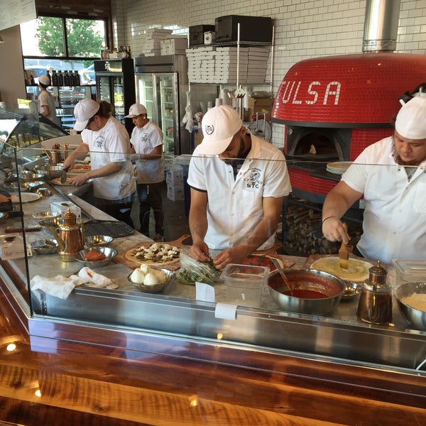 Foto diambil di Andolini&#39;s Pizzeria Sliced Blue Dome oleh Kimball A. pada 6/9/2015