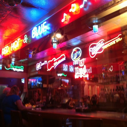 Foto diambil di Red Hot &amp; Blue  -  Barbecue, Burgers &amp; Blues oleh Kimball A. pada 11/3/2012
