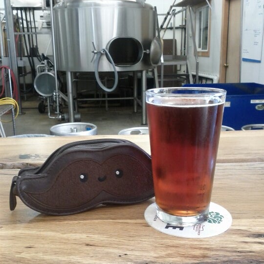 9/29/2012 tarihinde Elizabeth V.ziyaretçi tarafından Oakshire Brewing'de çekilen fotoğraf