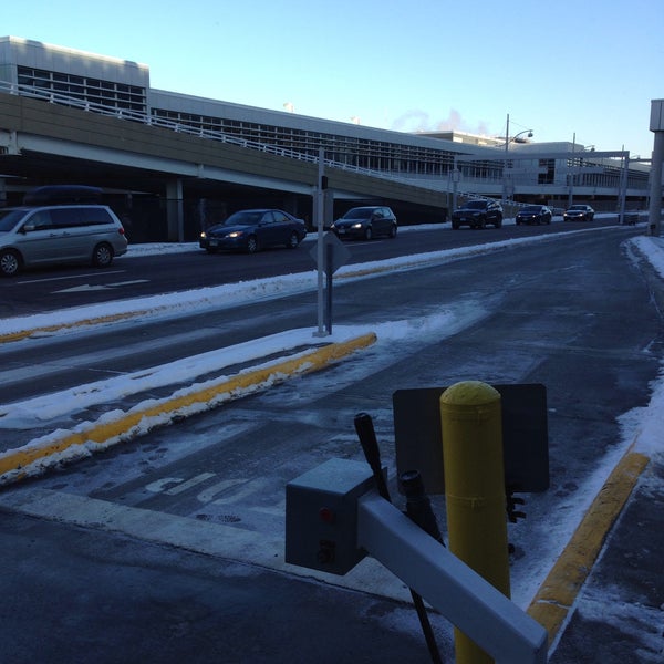 Photo taken at Minneapolis–Saint Paul International Airport (MSP) by Alphonso F. on 12/31/2014