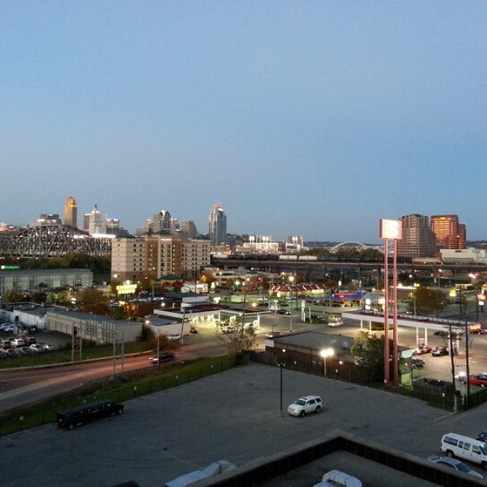 Foto scattata a Radisson Hotel Cincinnati Riverfront da Alan C. il 10/21/2012