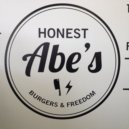 รูปภาพถ่ายที่ Honest Abe&#39;s Burgers &amp; Freedom โดย Catie K. เมื่อ 11/24/2012