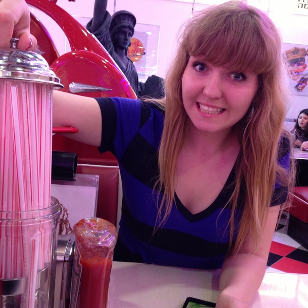 Photo taken at Johnny Rockets by Farwater F. on 4/28/2013