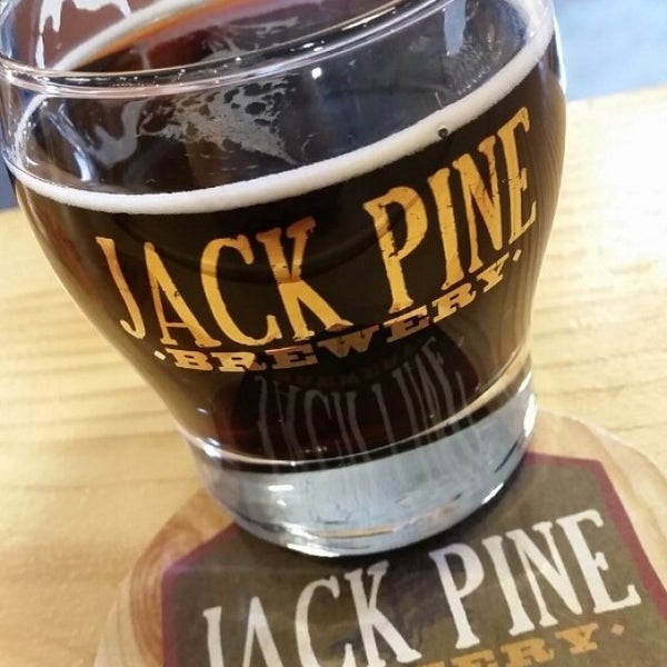 รูปภาพถ่ายที่ Jack Pine Brewery โดย Mark W. เมื่อ 4/1/2016