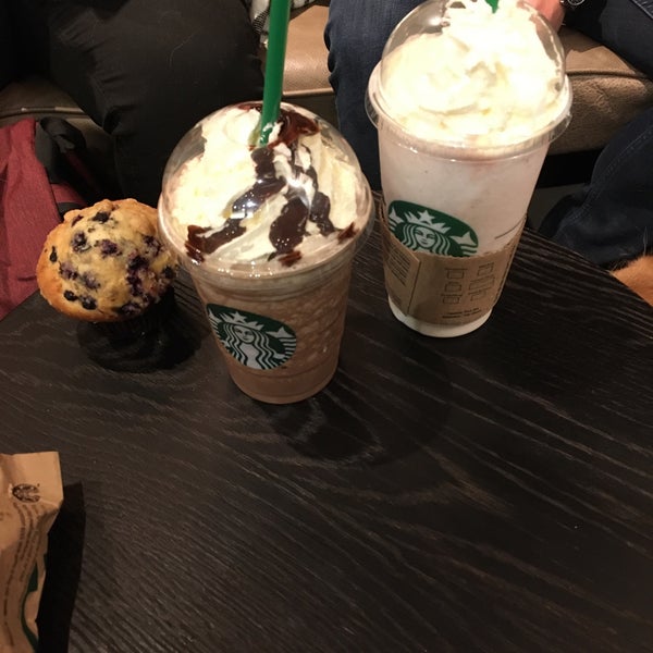 Foto scattata a Starbucks da Brenda H. il 12/5/2019