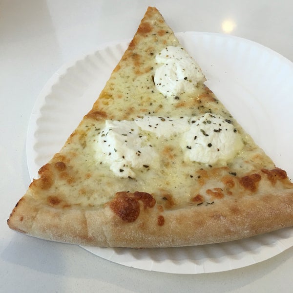 Снимок сделан в Solo Pizza NYC пользователем Tom M. 8/7/2016