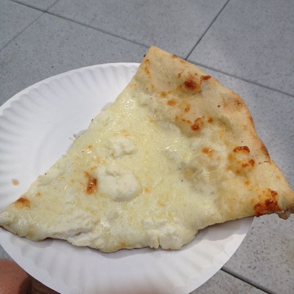 Foto tirada no(a) Pizza Mercato por Tom M. em 6/28/2014