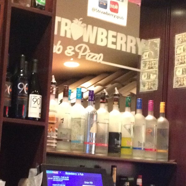 Foto diambil di Strawberry&#39;s Pub &amp; Pizza oleh Tom M. pada 4/9/2014