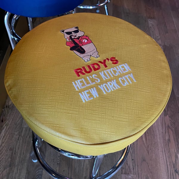 Photo prise au Rudy&#39;s Bar &amp; Grill par Tom M. le8/17/2021
