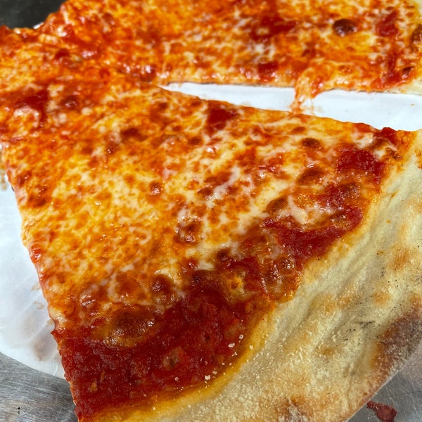 Foto diambil di Joe&#39;s Pizza oleh Tom M. pada 7/1/2023