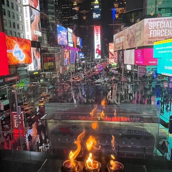 Foto tomada en R Lounge at Two Times Square  por Tom M. el 12/16/2022