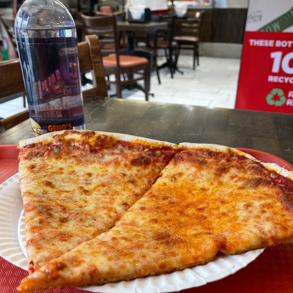 8/21/2022 tarihinde Tom M.ziyaretçi tarafından Bleecker Street Pizza'de çekilen fotoğraf