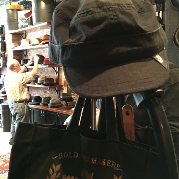 4/17/2016 tarihinde Tom M.ziyaretçi tarafından Goorin Bros. Hat Shop - West Village'de çekilen fotoğraf
