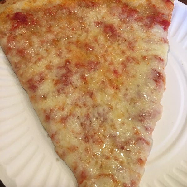 Foto scattata a Champion Pizza da Tom M. il 3/9/2019