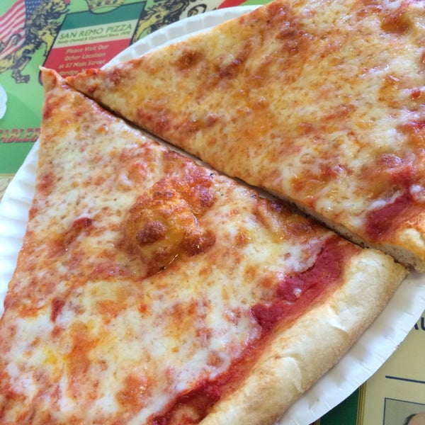 8/28/2014에 Tom M.님이 San Remo Pizza에서 찍은 사진