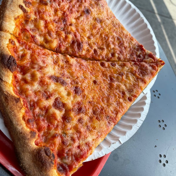 7/30/2021 tarihinde Tom M.ziyaretçi tarafından Bleecker Street Pizza'de çekilen fotoğraf