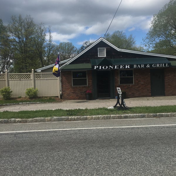 Foto tirada no(a) Pioneer Bar &amp; Grill por Nicholas S. em 5/15/2016