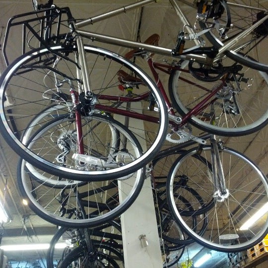 รูปภาพถ่ายที่ Bicycle Habitat โดย Brynne Z. เมื่อ 10/17/2012
