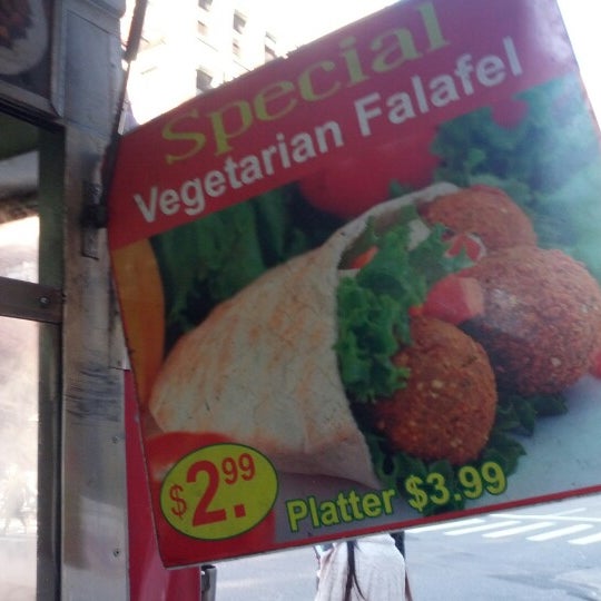 Foto tirada no(a) Rafiqi&#39;s Halal Food por Brynne Z. em 12/14/2012