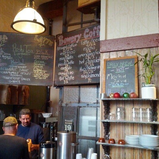 Das Foto wurde bei Bowery Coffee von Brynne Z. am 12/19/2012 aufgenommen
