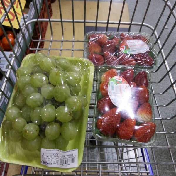 Foto tirada no(a) Savegnago Supermercados por Ivan M. em 5/11/2013
