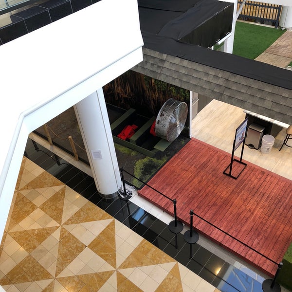 Banana Republic 3 tips from 742 visitors