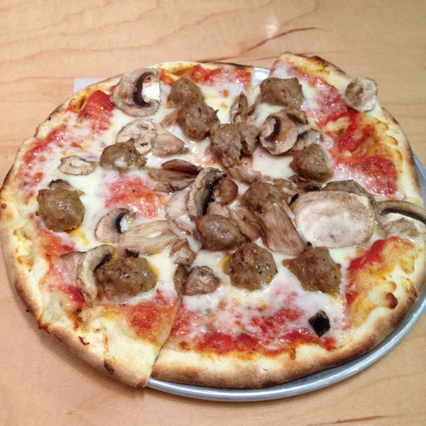 Foto scattata a MOD Pizza da Veronica S. il 11/9/2013