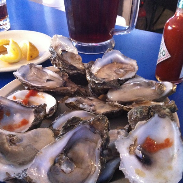 Das Foto wurde bei Pacific Star Restaurant &amp; Oyster Bar - Austin von Ashley M. am 2/10/2013 aufgenommen