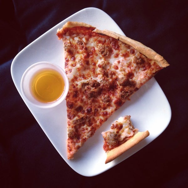 Das Foto wurde bei Joe&#39;s Pizza Buy the Slice von Amber C. am 4/24/2014 aufgenommen