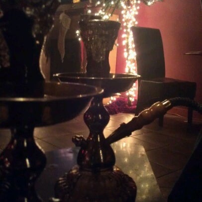 Foto diambil di Arabian Nights Hookah Lounge oleh Teh CharleeMonstah B. pada 12/29/2012