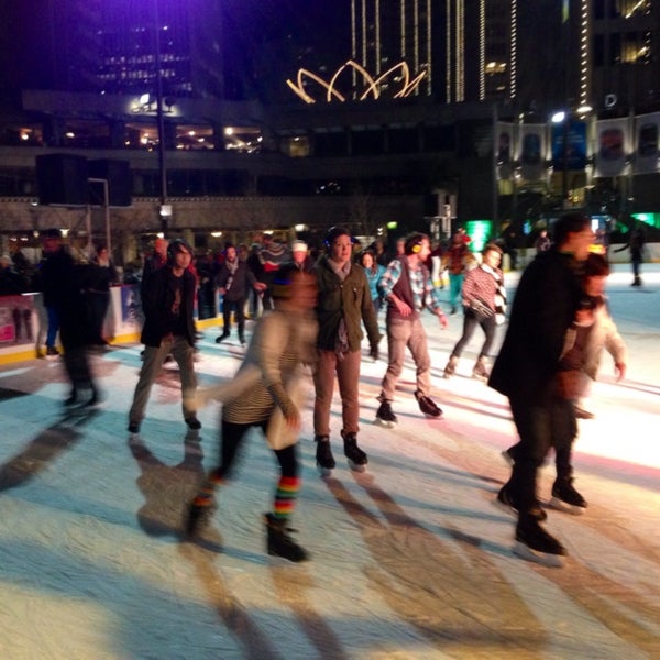 Foto diambil di The Holiday Ice Rink at Embarcadero Center oleh Steve J. pada 12/12/2013