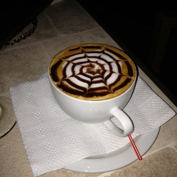 รูปภาพถ่ายที่ CoffeeHolics Espresso Bar โดย Claudia María B. เมื่อ 1/6/2013
