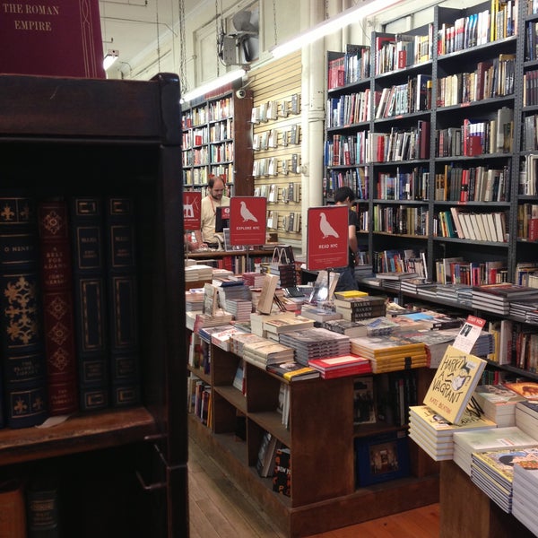 Foto diambil di Strand Bookstore oleh Diane M. pada 4/22/2013