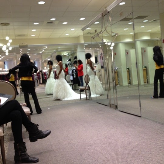 Foto tomada en David&#39;s Bridal  por Tamar S. el 10/1/2012