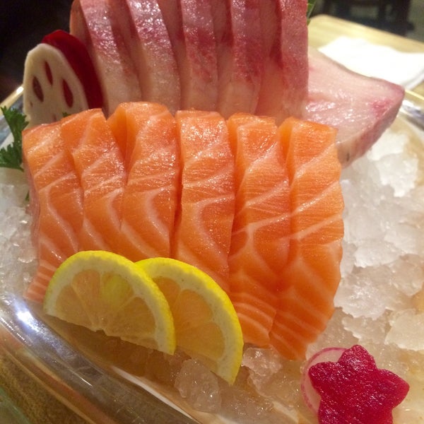 Foto tirada no(a) Sushi Ichimoto por Erica C. em 9/10/2015