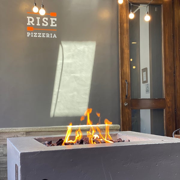 Photo prise au Rise Pizzeria par Erica C. le9/22/2020
