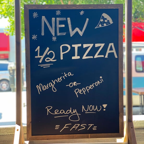 Снимок сделан в Rise Pizzeria пользователем Erica C. 9/22/2020