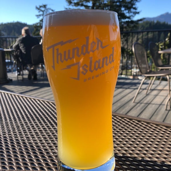 Foto tirada no(a) Thunder Island Brewing Co. por Geoff G. em 1/18/2021