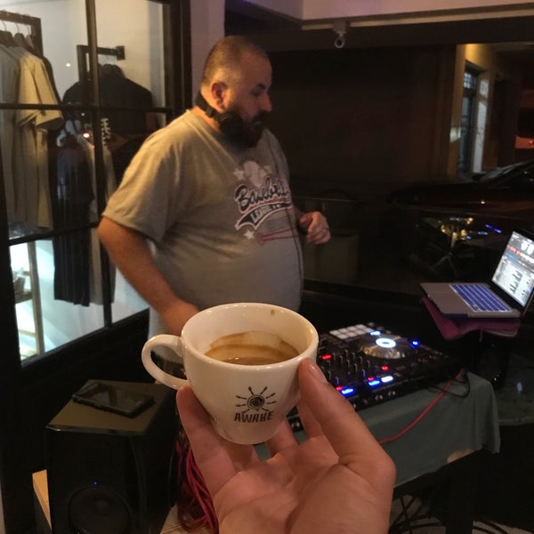 รูปภาพถ่ายที่ Awake Coffee &amp; Espresso โดย Arman D. เมื่อ 6/7/2017