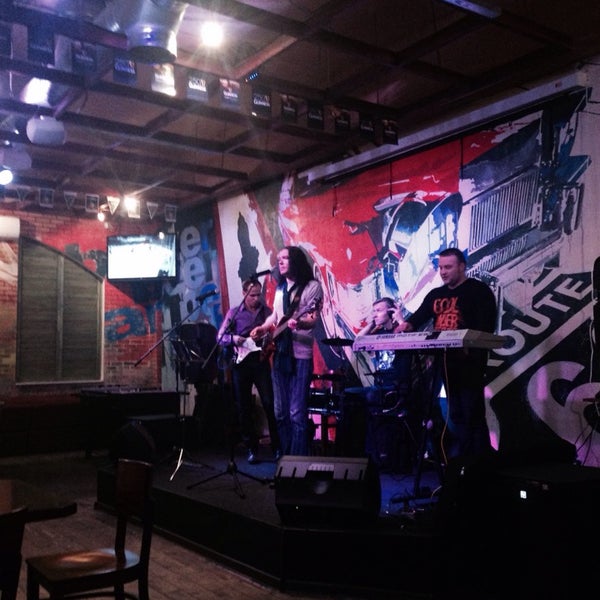 Foto tomada en Big Papa&#39;s Grill&amp;Bar (ex. Cadillac Bar)  por Ирина Г. el 10/4/2014