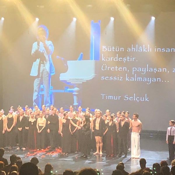 Das Foto wurde bei Cemal Reşit Rey Konser Salonu von Ayten Y. am 11/6/2022 aufgenommen