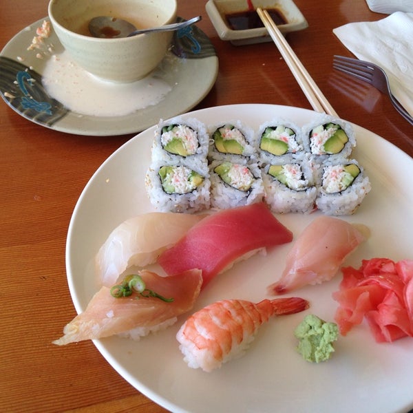 Photo prise au Ahi Sushi &amp; Hibachi par Stevie G. le5/14/2014