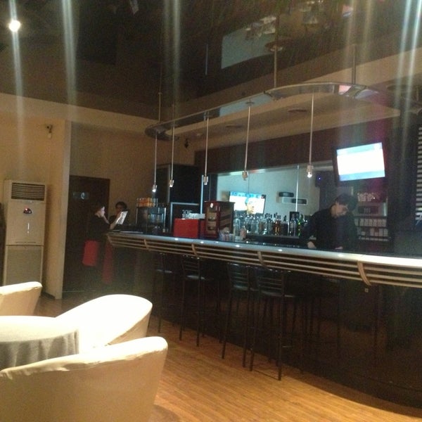 2/25/2013にBRTNがCenter Barで撮った写真