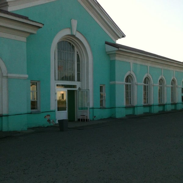 Жд вокзал оленегорск. Железнодорожная станция Оленегорск. Вокзал Оленегорск Оленегорск. Оленегорск вокзал 1998.
